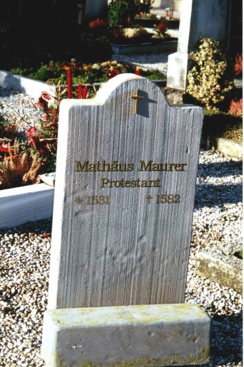 Grabstein auf Friedhof, die Aufschrift: 'Mathäus Maurer-Protestant. 1531-1582