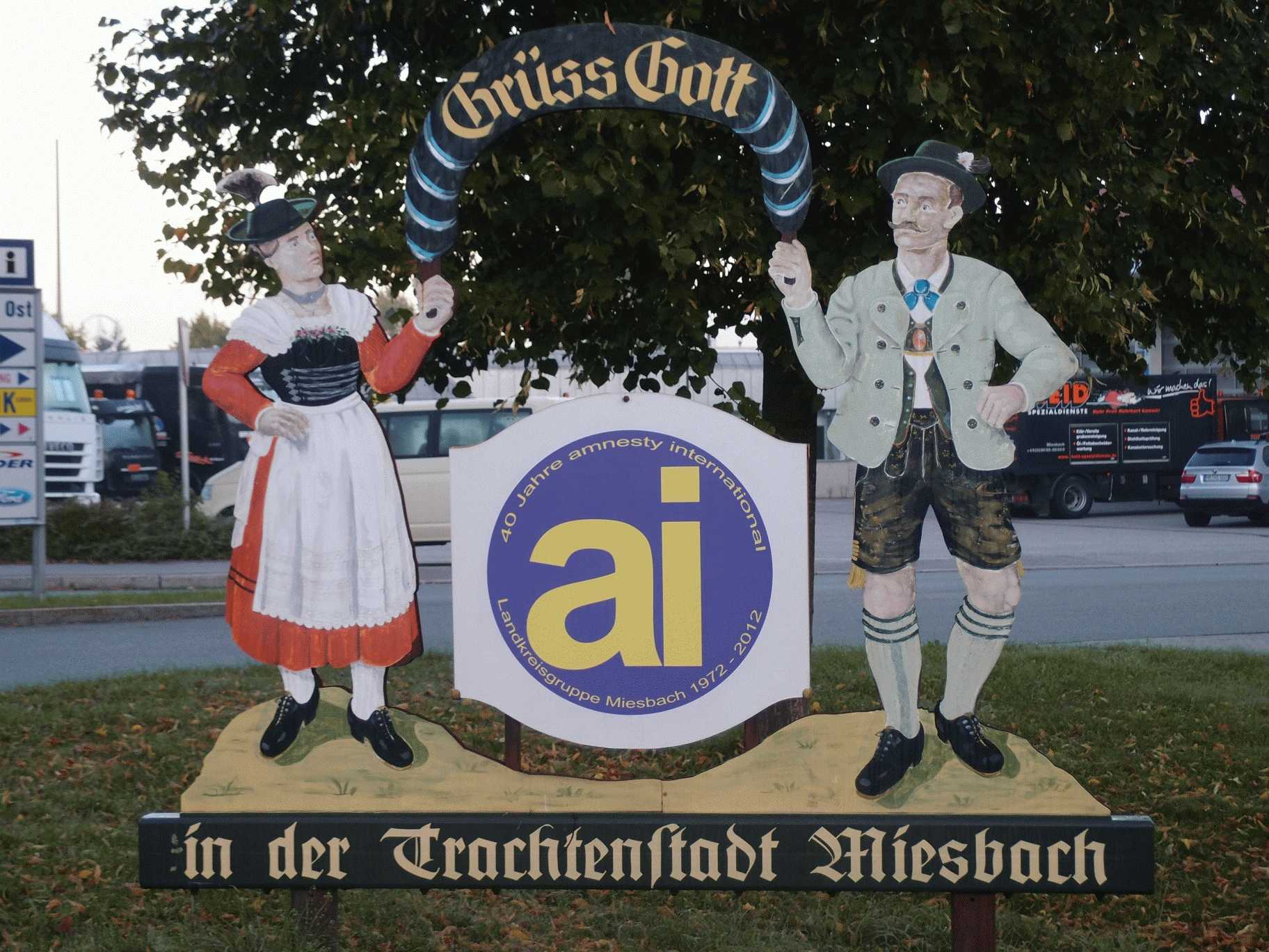 Bild aus den Feierlichkeiten zum 40-Jährigen bestehen AI-Miesbachs. Das Photo zeigt das Miesbacher Emblem, anstatt des Wappens jedoch ein großes AI-Plakat mit der Aufschrift '40Jahre Amnesty International Landkreisgruppe Miesbach 1972-2012'