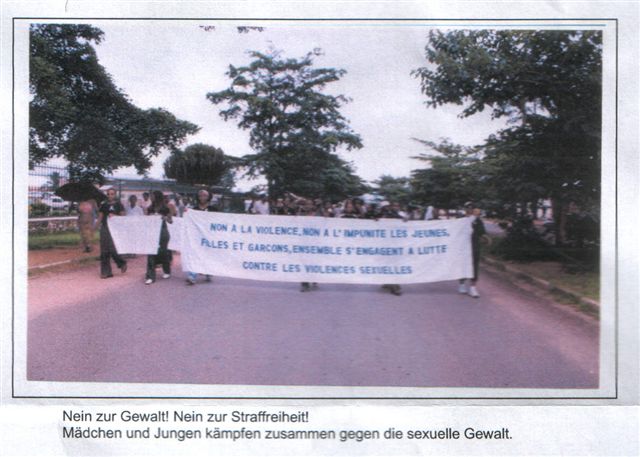 Bild einer Demonstration in Burundi. Jungen und Mädche rufen in einem Banner dazu auf, die Gewalt zu beenden