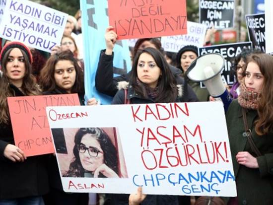 Junge Frauen halten in Ankara Protest-Schilder mit Slogans und einem Foto der ermordeten Frau. (AFP / Adem Altan)
