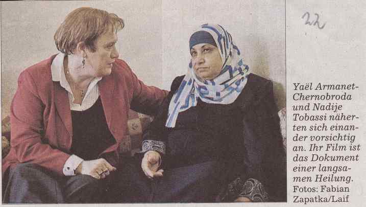 Szene aus dem Film: Zwei Frauen sitzen nebeneinander. Eine trägt ein Kopftuch