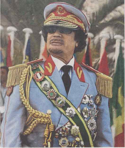 Gaddafi in Uniform. Viele Medallien.