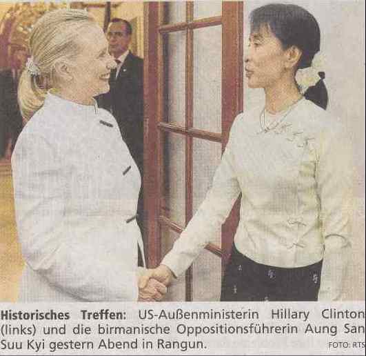 Clinton und Aung San Suu Kyi beim Händeschüttlen