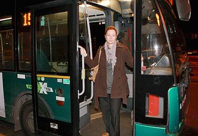Bild Tanya's beim Aussteigen aus einem (leeren) Bus