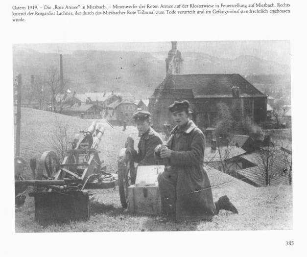Schwarz-Weiß Bild: Minenwerfer der Roten Armee auf der Klosterwiese. Im Hintergrund die Marienkirche