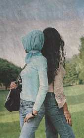 Bild zweier Mädchen, eine trägt ihr Haar offen, die andere ein Kopftuch